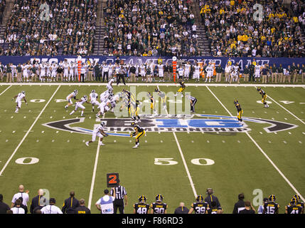 Indianapolis, Indiana, Stati Uniti d'America. 05 Dic, 2015. Una vista generale durante il NCAA Football azione di gioco tra il Michigan State Spartans e l'Iowa Hawkeyes a Lucas Oil Stadium di Indianapolis, Indiana. Michigan State sconfitto Iowa 16-13. John Mersits/CSM/Alamy Live News Foto Stock