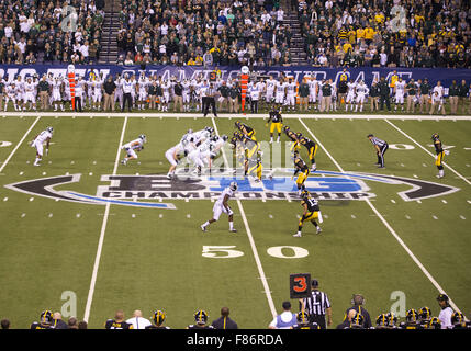 Indianapolis, Indiana, Stati Uniti d'America. 05 Dic, 2015. Una vista generale durante il NCAA Football azione di gioco tra il Michigan State Spartans e l'Iowa Hawkeyes a Lucas Oil Stadium di Indianapolis, Indiana. Michigan State sconfitto Iowa 16-13. John Mersits/CSM/Alamy Live News Foto Stock