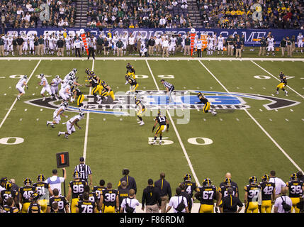 Indianapolis, Indiana, Stati Uniti d'America. 05 Dic, 2015. Una vista generale durante il NCAA Football azione di gioco tra il Michigan State Spartans e l'Iowa Hawkeyes a Lucas Oil Stadium di Indianapolis, Indiana. Michigan State sconfitto Iowa 16-13. John Mersits/CSM/Alamy Live News Foto Stock