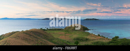 L'Isola di Mana all'alba, le Isole della Mamanuca, Isole Figi Foto Stock