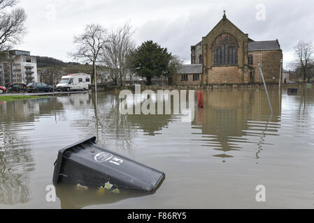 Kendal, Regno Unito. 06 Dic, 2015. Inondazioni in Kendal ha visto molte case, aziende e veicoli allagata. Tempesta Desmond causato gravi inondazioni in Kendal e in Cumbria. Credito: Michael Scott/Alamy Live News Foto Stock