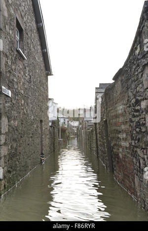 Kendal, Regno Unito. 06 Dic, 2015. Back Lane inondati di Kendal. Tempesta Desmond causato gravi inondazioni in Kendal e in Cumbria. Credito: Michael Scott/Alamy Live News Foto Stock