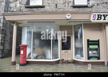 Kendal, Regno Unito. 06 Dic, 2015. Le aziende allagate in Wildman Street, Kendal. Tempesta Desmond causato gravi inondazioni in Kendal e in Cumbria. Credito: Michael Scott/Alamy Live News Foto Stock