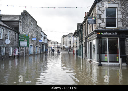 Kendal, Regno Unito. 06 Dic, 2015. Inondati Wildman Street a Kendal. Tempesta Desmond causato gravi inondazioni in Kendal e in Cumbria. Credito: Michael Scott/Alamy Live News Foto Stock