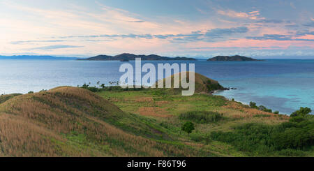 L'Isola di Mana all'alba, le Isole della Mamanuca, Isole Figi Foto Stock