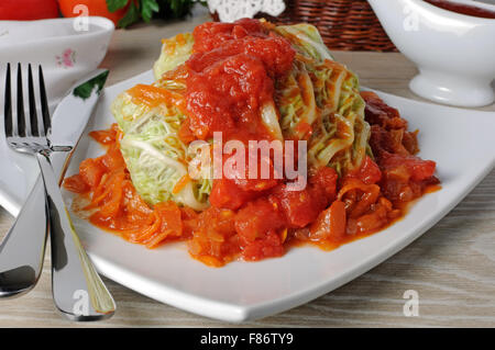 Farcito cavolo verza sotto a cipolla carota con sugo di carne Foto Stock