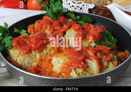 Farcito cavolo verza in una coppa sotto la cipolla e la carota con sugo di carne Foto Stock