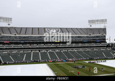 Oakland, la California, Stati Uniti d'America. 6 dicembre, 2015. Equipaggi di rimuovere la protezione per il telo che copre il campo di calcio prima di iniziare la NFL partita di calcio tra i Kansas City Chiefs e Oakland Raiders a O.co Coliseum a Oakland, in California. Christopher trim/CSM/Alamy Live News Foto Stock