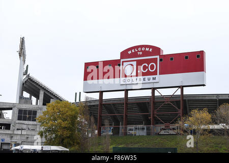 Oakland, la California, Stati Uniti d'America. 6 dicembre, 2015. Una vista esterna del O.co Coliseum prima dell inizio della NFL partita di calcio tra i Kansas City Chiefs e Oakland Raiders a O.co Coliseum a Oakland, in California. Christopher trim/CSM/Alamy Live News Foto Stock