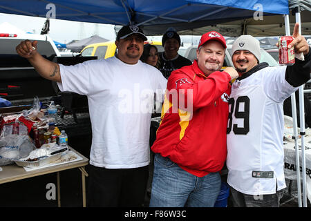 Oakland, la California, Stati Uniti d'America. 6 dicembre, 2015. Più ventole godendo il portellone esperienza nel parcheggio prima dell'inizio della NFL partita di calcio tra i Kansas City Chiefs e Oakland Raiders a O.co Coliseum a Oakland, in California. Christopher trim/CSM/Alamy Live News Foto Stock