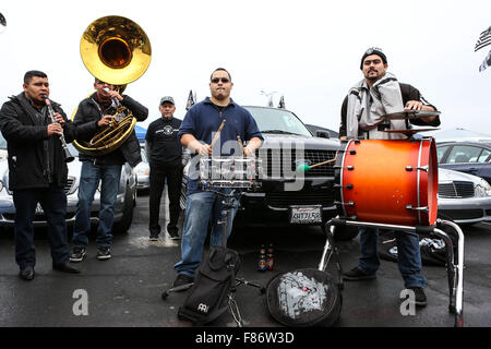 Oakland, la California, Stati Uniti d'America. 6 dicembre, 2015. Un gruppo di musicisti appassionati di intrattenimento nel parcheggio prima dell'inizio della NFL partita di calcio tra i Kansas City Chiefs e Oakland Raiders a O.co Coliseum a Oakland, in California. Christopher trim/CSM/Alamy Live News Foto Stock