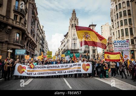 Barcellona, Spagna. 06 Dic, 2015. I dimostranti holding placards marzo dietro di loro banner per l'unità indissolubile della nazione spagnola e contro un ipotetico indipendenza della Catalogna sulla costituzione spagnola giorno. Credito: matthi/Alamy Live News Foto Stock