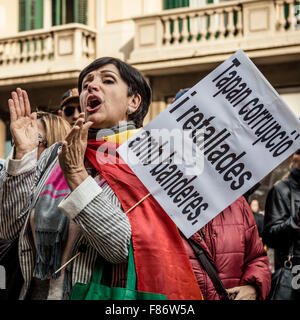 Barcellona, Spagna. 06 Dic, 2015. Un dimostrante urla slogan come ella proteste per l'unità indissolubile della nazione spagnola e contro un ipotetico indipendenza della Catalogna sulla costituzione spagnola giorno. Credito: matthi/Alamy Live News Foto Stock