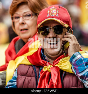 Barcellona, Spagna. 06 Dic, 2015. Un dimostrante è coperto in spagnolo colori come egli protesta per l'unità indissolubile della nazione spagnola e contro un ipotetico indipendenza della Catalogna sulla costituzione spagnola giorno. Credito: matthi/Alamy Live News Foto Stock