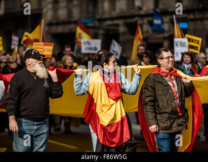 Barcellona, Spagna. 06 Dic, 2015. I dimostranti tenendo un gigante bandiera spagnola marzo per l'unità indissolubile della nazione spagnola e contro un ipotetico indipendenza della Catalogna sulla costituzione spagnola giorno. Credito: matthi/Alamy Live News Foto Stock