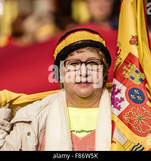 Barcellona, Spagna. 06 Dic, 2015. I dimostranti tenendo un gigante bandiera spagnola marzo per l'unità indissolubile della nazione spagnola e contro un ipotetico indipendenza della Catalogna sulla costituzione spagnola giorno. Credito: matthi/Alamy Live News Foto Stock