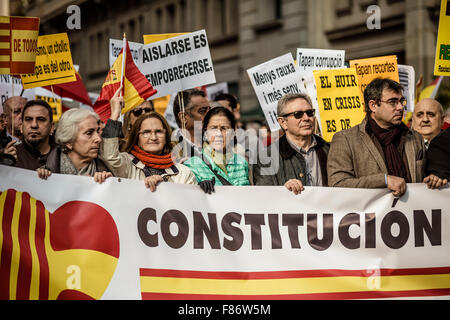 Barcellona, Spagna. 06 Dic, 2015. I dimostranti holding placards marzo dietro di loro banner per l'unità indissolubile della nazione spagnola e contro un ipotetico indipendenza della Catalogna sulla costituzione spagnola giorno. Credito: matthi/Alamy Live News Foto Stock