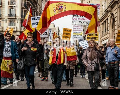 Barcellona, Spagna. 06 Dic, 2015. I dimostranti onda bandiere spagnole come essi marzo per l'unità indissolubile della nazione spagnola e contro un ipotetico indipendenza della Catalogna sulla costituzione spagnola giorno. Credito: matthi/Alamy Live News Foto Stock