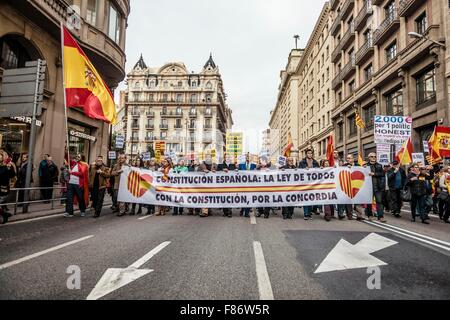 Barcellona, Spagna. 06 Dic, 2015. I dimostranti holding placards marzo dietro di loro banner per l'unità indissolubile della nazione spagnola e contro un ipotetico indipendenza della Catalogna sulla costituzione spagnola giorno. Credito: matthi/Alamy Live News Foto Stock