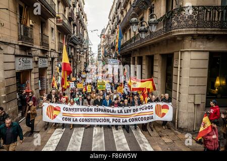 Barcellona, Spagna. 06 Dic, 2015. I dimostranti holding placards marzo dietro di loro banner per l'unità indissolubile della nazione spagnola e contro un ipotetico indipendenza della Catalogna sulla costituzione spagnola giorno. Credito: matthi/Alamy Live News Foto Stock