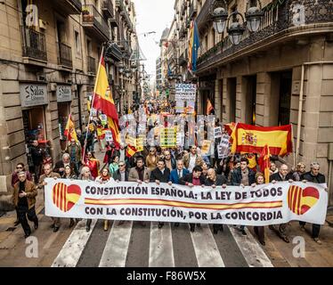 Barcellona, Spagna. 06 Dic, 2015. I dimostranti holding placards marzo dietro di loro banner per l'unità indissolubile della nazione spagnola e contro un ipotetico indipendenza della Catalogna sulla costituzione spagnola giorno. Credito: matthi/Alamy Live News Foto Stock