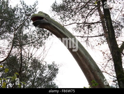 Modello di un gigante torreggianti Brachiosaurus, full-size & dino realistica statua a Dinopark Zoo di Amersfoort, Paesi Bassi, era giurassica Foto Stock