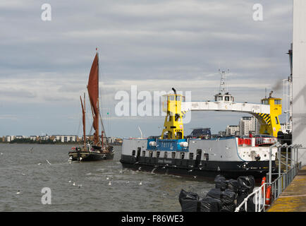 Attracco dei traghetti di Woolwich al terminal di Woolwich sul Tamigi, Regno Unito Foto Stock