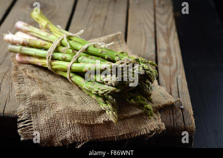 Mazzetto di freschi Asparagi verdi spears sul tavolo Foto Stock