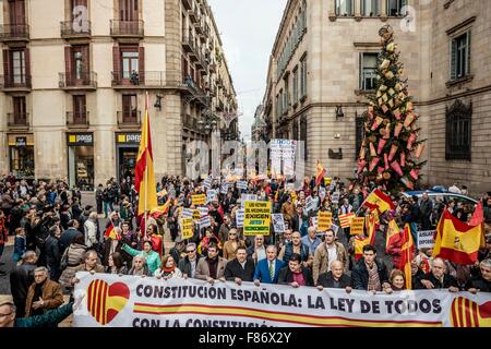 Barcellona, Spagna. 06 Dic, 2015. I dimostranti holding placards marzo dietro di loro banner per l'unità indissolubile della nazione spagnola e contro un ipotetico indipendenza della Catalogna sulla costituzione spagnola giorno. Credito: matthi/Alamy Live News Foto Stock