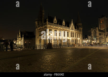 In ciottoli Michaelishelling St (St Michael's Bridge) in notturna a Ghent, in Belgio. Foto Stock