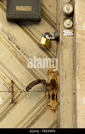 Porta Vecchia con nuovo lucchetto in ottone, Traunstein, Germania Foto Stock