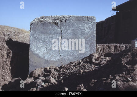 Nimrud, Iraq, 1989 - pietra scolpita rilievi, stele e iscrizioni cuneiformi presso il Palazzo Reale di Re Ashurnasirapal II su Ninive pianure appena a sud di Mosul. Nimrud era una delle principali città assira fiorente da 1250BC - 610BC. Gli scavi archeologici presso il sito è iniziata nel 1845, e hanno continuato da allora. Agatha Christie ha vissuto a Nimrud nel 1940s-50s, che accompagna il marito Max Mallowan che ha guidato una Scuola Britannica di Archeologia team. In 1988, archeologo iracheno Muzahem Mahmoud fatta l'Iraq in seguito alla scoperta del secolo da riesumazione oltre 600 preziosi gioielli in oro e pietre preziose und Foto Stock