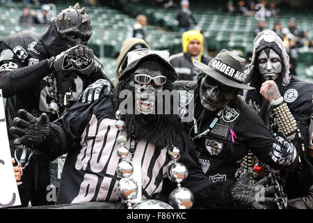 Oakland, la California, Stati Uniti d'America. 6 dicembre, 2015. Oakland Raiders fan posano per una foto veloce durante la prima di iniziare la NFL partita di calcio tra i Kansas City Chiefs e Oakland Raiders a O.co Coliseum a Oakland, in California. Christopher trim/CSM/Alamy Live News Foto Stock