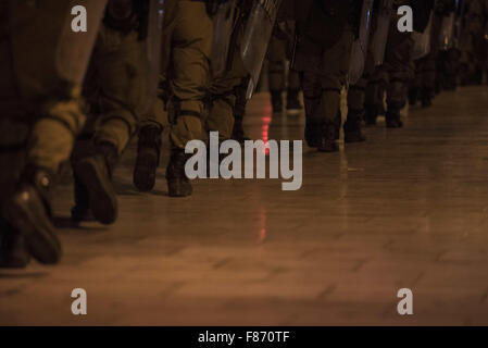 Atene, Grecia. 6 dicembre, 2015. Un enorme numero di poliziotti antisommossa è distribuito come manifestanti marzo nelle strade di Atene gridando slogan contro lo stato e le forze di polizia. Gli anarchici hanno dimostrato per commemorare Alexis Grigoropoulos, il 15 enne studente che è stato ucciso da un funzionario di polizia in Exarchia, centrale ad Atene il 6 dicembre 2008. © Nikolas Georgiou/ZUMA filo/Alamy Live News Foto Stock