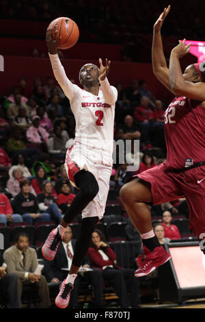 Piscataway, New Jersey, USA. 6 dicembre, 2015. Rutgers guardia, KAHLEAH RAME (2), comanda al cestello contro Arkansas in un gioco al Rutgers Athletic Center di Piscataway, New Jersey. © Joel Plummer/ZUMA filo/Alamy Live News Foto Stock