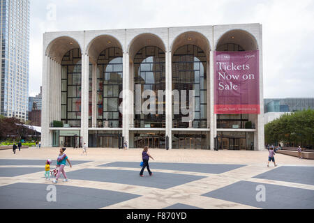 La città di new york, 12 settembre 2015: la gente a piedi sulla piazza di fronte al Metropolitan Opera presso il Lincoln Center di New York City Foto Stock