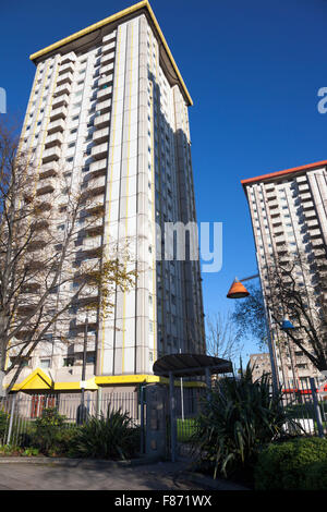 Ampthill Square Station Wagon consiglio blocchi a torre in Mornington Crescent, Londra, Regno Unito Foto Stock