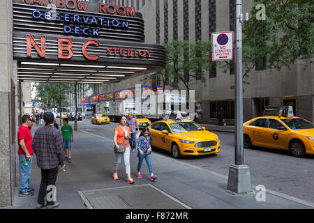 La città di new york, 12 settembre 2015: la gente vicino all entrata della NBC Rainbow room Foto Stock