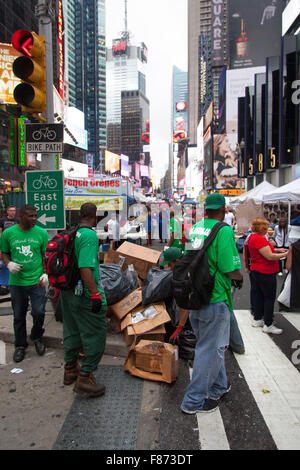 La città di New York, 12 settembre 2015: i detergenti in abito verde opera sul mercato di Broadway a New York City nei pressi di times square Foto Stock