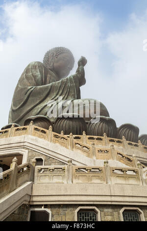 Tian Tan Buddha o la grande statua del Buddha a Lantau Island in Hong Kong, Cina, visto dal di sotto. Foto Stock