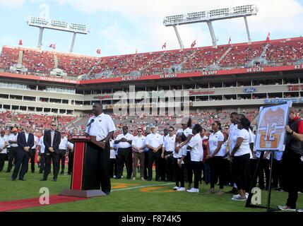 Tampa, Florida, Stati Uniti d'America. 6 dicembre, 2015. DIRK SHADD | Orari .Tampa Bay Buccaneers leggenda Doug Williams è onorato a metà tempo come egli è introdotto nell'anello di Bucs d'onore di Raymond James Stadium Domenica pomeriggio in Tampa (12/06/15) © Dirk Shadd/Tampa Bay volte/ZUMA filo/Alamy Live News Foto Stock