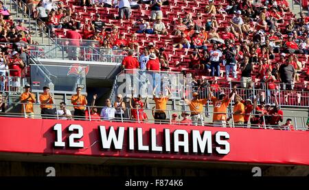 Tampa, Florida, Stati Uniti d'America. 6 dicembre, 2015. DIRK SHADD | Orari .Tampa Bay Buccaneers leggenda Doug Williams è onorato a metà tempo come il suo nome viene aggiunto al Bucs Ring d'onore di Raymond James Stadium Domenica pomeriggio in Tampa (12/06/15) © Dirk Shadd/Tampa Bay volte/ZUMA filo/Alamy Live News Foto Stock