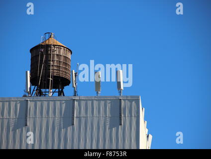 Tetto di legno serbatoio acqua contenitore con cielo blu Foto Stock