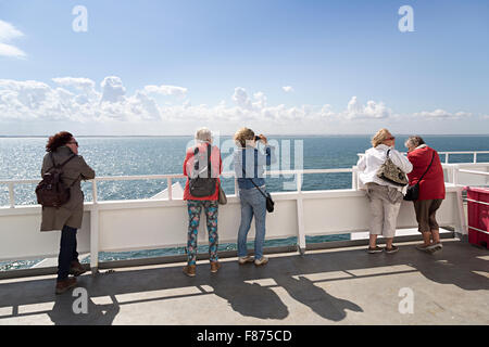 I passeggeri sul ponte di Dunkerque a Dover DFDS cross channel ferry Foto Stock