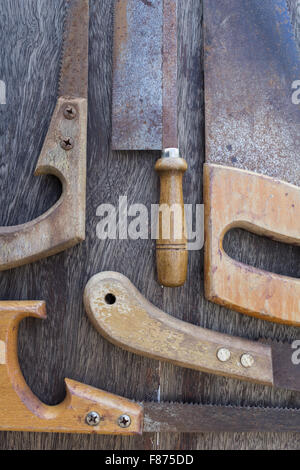 Impugnature in legno di vecchie seghe / old handsaws dettagli su sfondo di legno Foto Stock