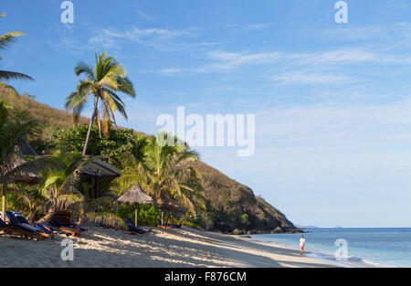 Uomo a camminare sulla spiaggia a Octopus Resort, Waya Island, Yasawa Islands, Isole Figi Foto Stock