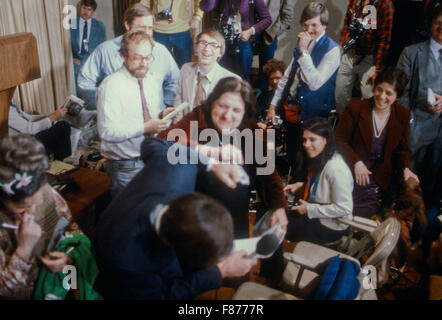 Il White House press room l ultima notte del Presidente James Carter amministrativo. ABC reporter TV Sam Donaldson e UPI reporter Helen Thomas entrare in una simulazione di lotta oltre che andava a chiedere la prima domanda del presidente dell'ultima conferenza stampa. Foto Stock