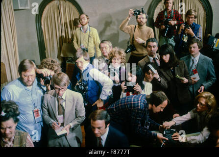 Il White House press room l ultima notte del Presidente James Carter amministrativo. ABC reporter TV Sam Donaldson e UPI reporter Helen Thomas entrare in una simulazione di lotta oltre che andava a chiedere la prima domanda del presidente dell'ultima conferenza stampa. Foto Stock