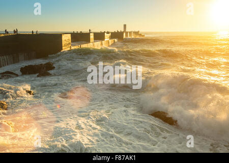 Ocean Surf presso il molo durante il tramonto da favola. Foto Stock