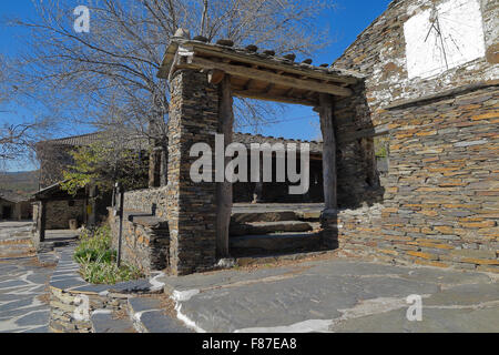 La piazza principale di Campillo de Ranas con la torre dell orologio solare. Foto Stock